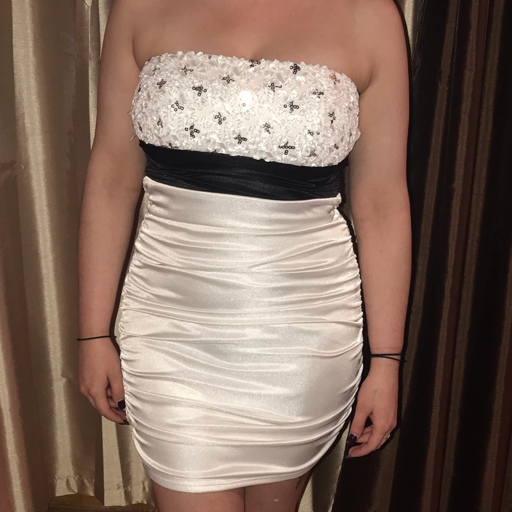 Speechless brand: strapless white & black 🔲 dress